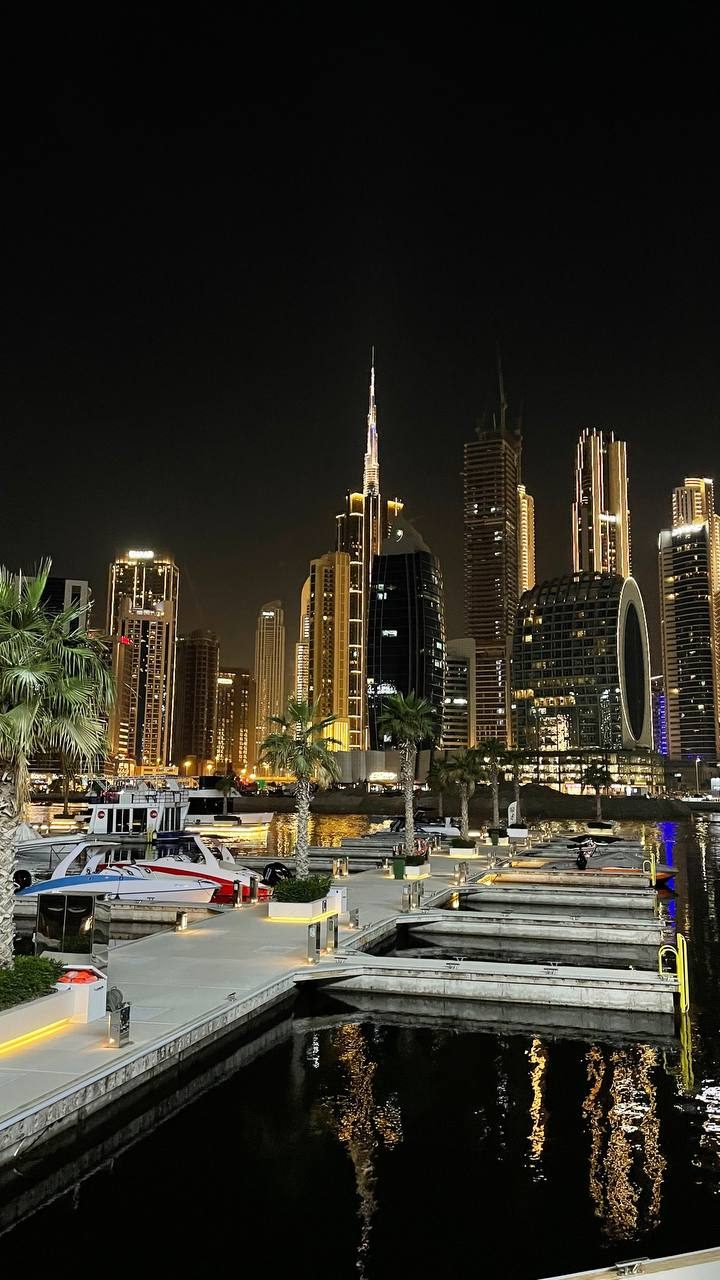 Dynamic Views vs. Static Walls — 5 Reasons Why a Corporate Yacht Party Beats a Restaurant Dinner in Dubai