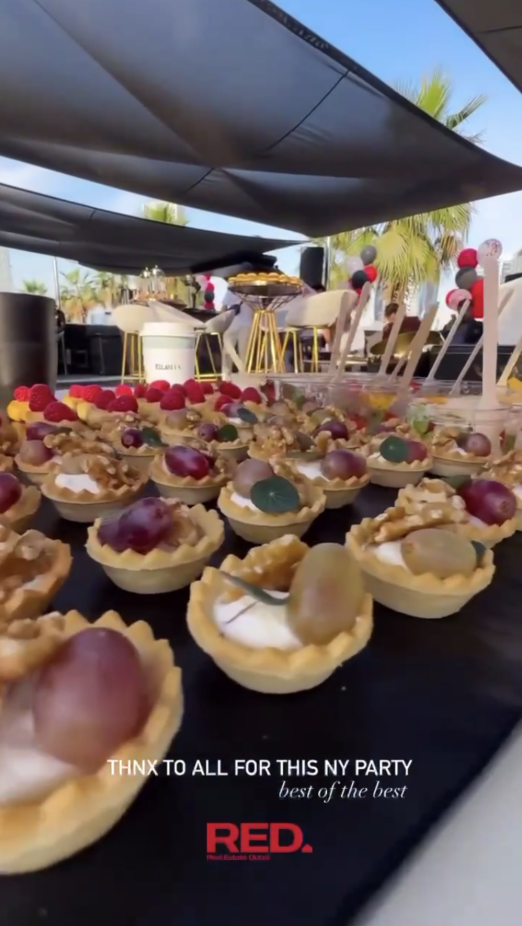 Catering: Beyond the Set Menu — 5 Reasons Why a Corporate Yacht Party Beats a Restaurant Dinner in Dubai