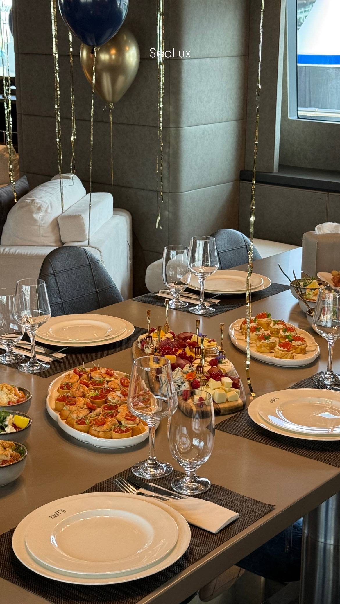 When to Schedule the Dinner — How to Plan a Luxury Romantic Dinner on a Yacht: Best Tips & Proposal Ideas