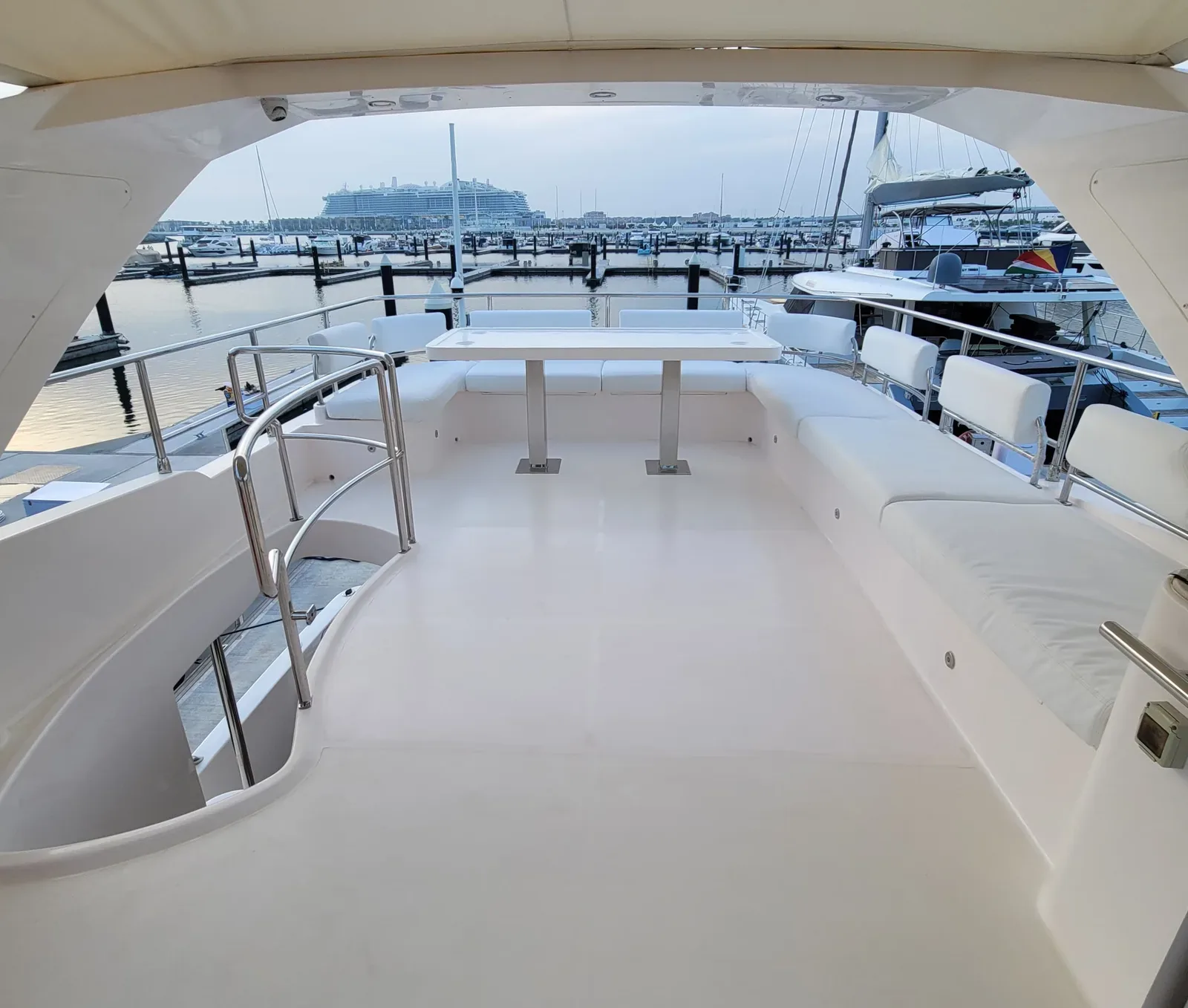Yacht Majesty 63ft — photo 6