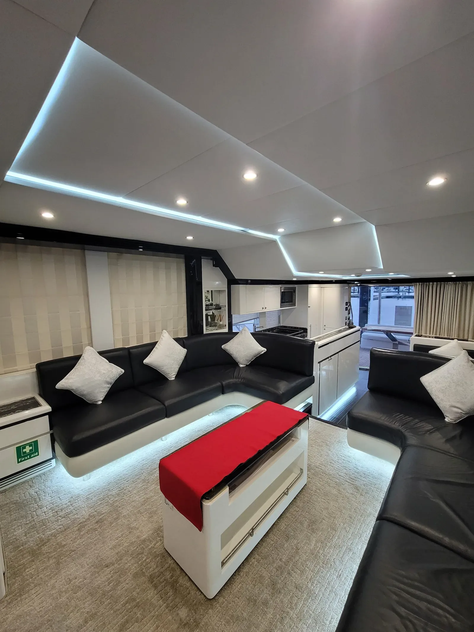 Yacht Majesty 63ft — photo 8